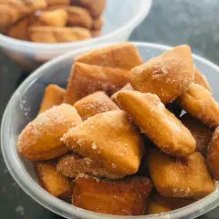 Des beignets dorés, saupoudrés de sucre, évoquent les spécialités de Venise. Un délice croustillant à savourer.