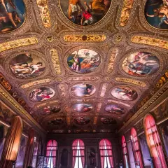 Magnifique plafond peint de la bibliothèque Marciana, orné de scènes mythologiques et de dorures.