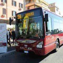 Bus rouges de Rome, ligne 558 "Gardenie", annonçant 150 nouveaux bus pour le transport public de la ville.