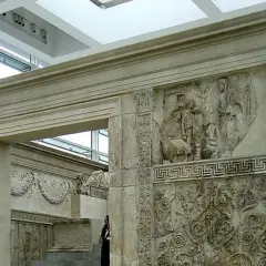 Ara Pacis : bas-reliefs romains sculptés sur un autel en marbre, dans un musée.