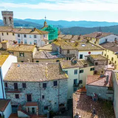Vue aérienne d'un village toscan pittoresque, avec ses toits de tuiles ocres et ses maisons en pierre. Un paysage d'Italie authentique.