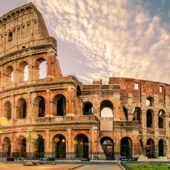 Le Colisée de Rome baigné par le soleil levant, un monument emblématique pour toute visite à Rome.
