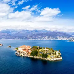 Îles pittoresques sur le Lac Majeur, offrant un hébergement de rêve avec des palais et jardins luxuriants.