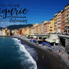 Vue de Camogli, Italie, avec ses maisons colorées, sa plage de galets et la mer bleue. Parfait pour des vacances d'été en Luni.