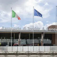 L'Aeroporto di Treviso A. Canova, avec les drapeaux italien et européen, est une option pour quel aéroport pour Venise.
