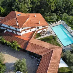 Vue aérienne d'un agriturismo en Calabre avec piscine, terrasses et oliveraie. Un havre de paix pour des vacances authentiques.
