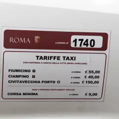 Taxi Rome Fiumicino prix : 55€ pour la course. Le taxi affiche aussi les tarifs pour Ciampino (40€) et Civitavecchia (150€).
