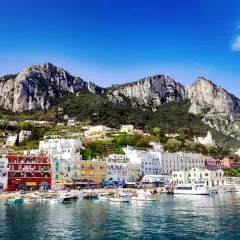 Vue du port de Capri, avec ses maisons colorées et ses montagnes escarpées. Un rêve d'évasion, loin de Rome.