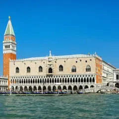 Le Palais des Doges à Venise, avec sa tour emblématique. Une visite du palais est une expérience inoubliable.