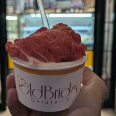 Un délice de glacier à Rome, une coupe de sorbet fraise onctueux de Old Bridge Gelateria.