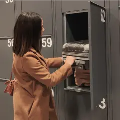 Une femme range ses bagages dans une consigne à Rome Termini.