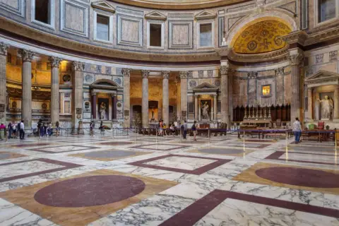 Intérieur du Panthéon de Rome, avec son sol marbré et ses colonnes imposantes. La durée de la visite est souvent courte, mais l'émerveillement est immense.