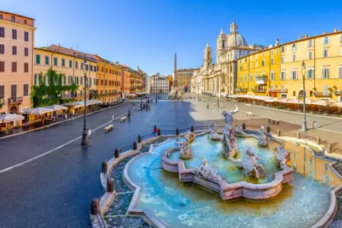 Fontaine de Neptune et bâtiments colorés sur la Piazza Navona, un matin de septembre à Rome.