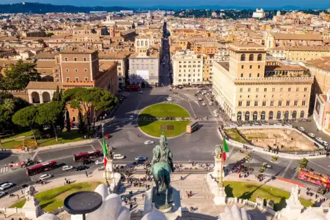 Vue aérienne de la Piazza Venezia à Rome, avec le monument à Victor-Emmanuel II et le trafic animé.