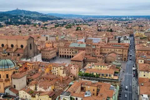 Vue aérienne de Bologne, idéale pour visiter Bologne en 1 jour. La ville est dominée par ses toits de tuiles rouges et ses tours médiévales.