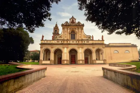 Magnifique église à Castelfiorentino, avec une façade ornée d'arches et de statues, sous un ciel doux.