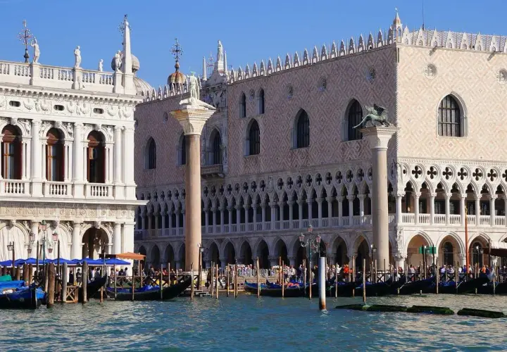Gondoles amarrées devant le Palais des Doges, un monument emblématique de Venise. L'accès à certains sites touristiques de Venise est payant.