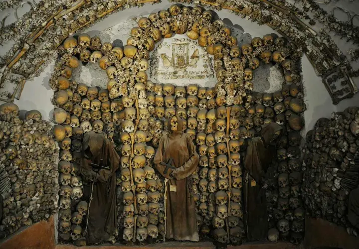 La crypte des capucins, un ossuaire macabre orné de milliers de crânes et d'ossements, avec des moines momifiés en tenue monastique.