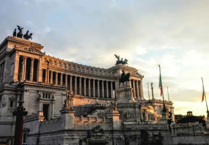 Monument imposant à Rome, idéal pour une visite avec un audioguide Rome gratuit. Le soleil couchant illumine la façade.