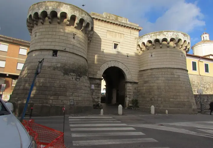 Porte monumentales de Velletri, avec des tours rondes et un arc imposant.