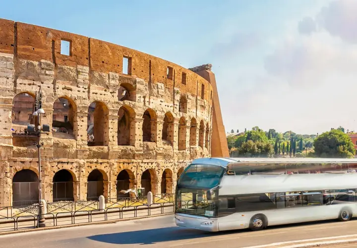 Un bus touristique passe devant le Colisée. Une carte du métro de Rome serait utile pour naviguer dans cette ville historique.