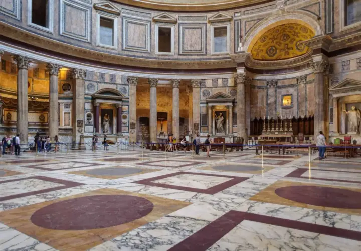 Intérieur du Panthéon de Rome, avec son sol marbré et ses colonnes imposantes. La durée de la visite est souvent courte, mais l'émerveillement est immense.