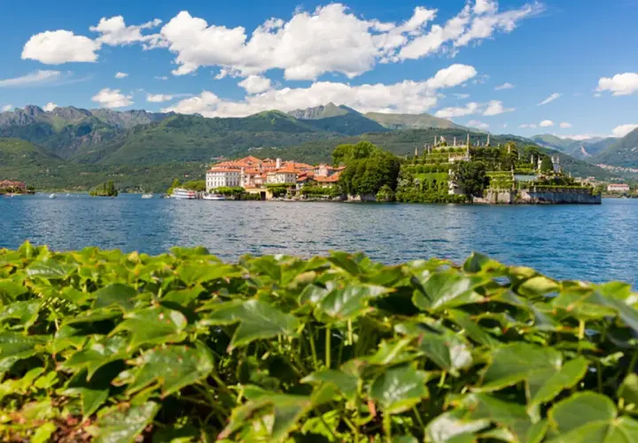 Vue d'une île avec un palais et des jardins luxuriants sur un lac, avec des montagnes en arrière-plan, dans le Piémont, Italie.
