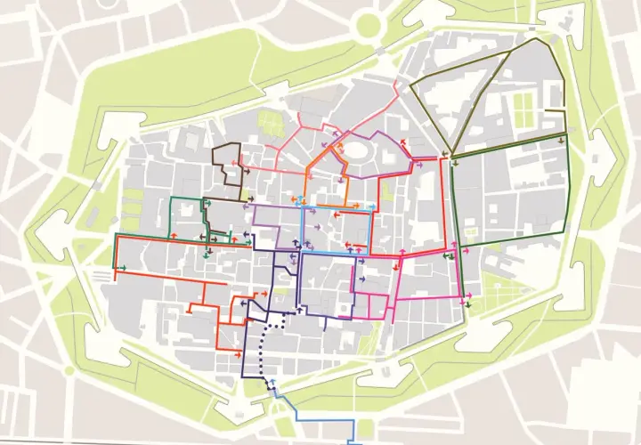 Plan de circulation coloré dans le centre historique de Lucca, indiquant les sens uniques et les itinéraires piétons.