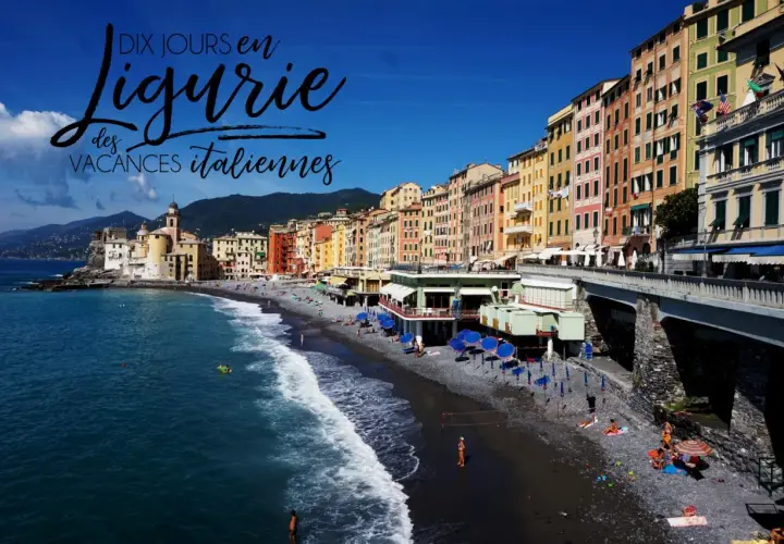 Plage de galets animée à Camogli, Ligurie, avec des maisons colorées, la mer bleue et des parasols bleus. Parfait pour des vacances en Ligurie.