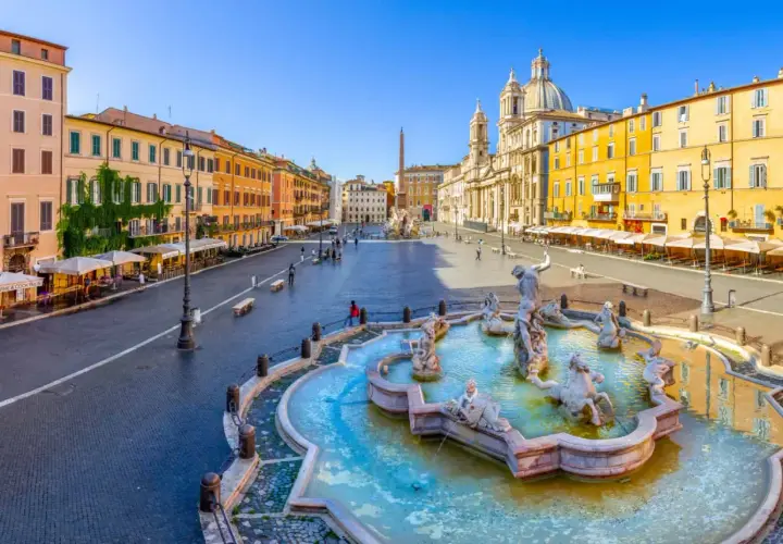 Fontaine de Neptune et bâtiments colorés sur la Piazza Navona, un matin de septembre à Rome.