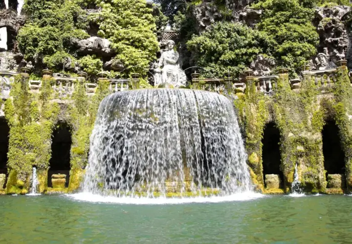Magnifique cascade et statues dans un jardin luxuriant, une invitation à visiter Tivoli.