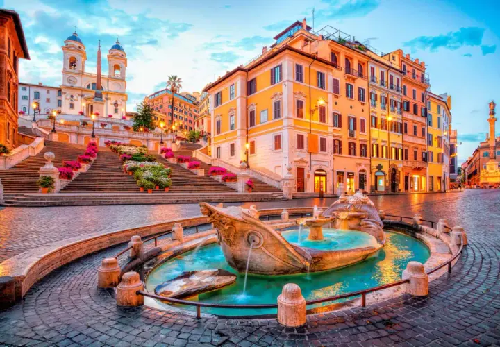 Fontaine de la Barcaccia et escalier de la Trinité-des-Monts, un tableau idyllique de Rome en mai, baigné par la lumière dorée du crépuscule.