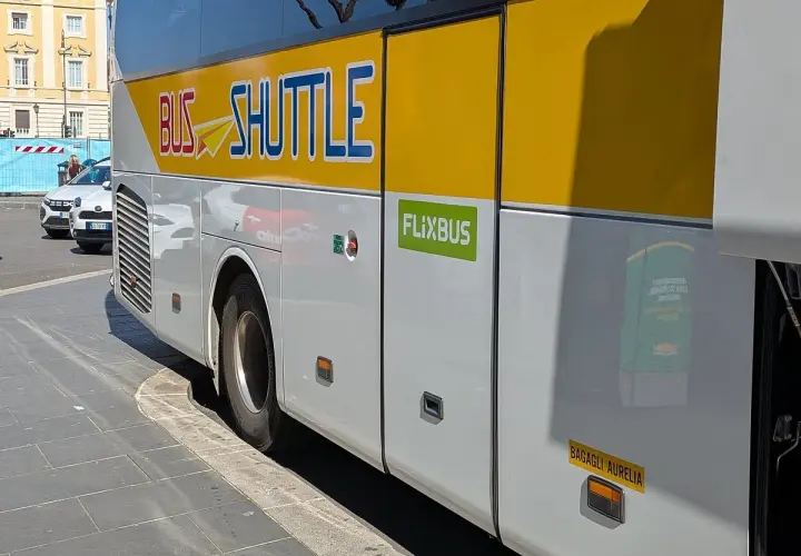 Bus Shuttle Flixbus, prêt à emmener les voyageurs de l'aéroport de Rome vers le Vatican.