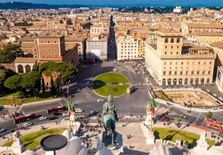 Vue aérienne de la Piazza Venezia à Rome, avec le monument à Victor-Emmanuel II et le trafic animé.