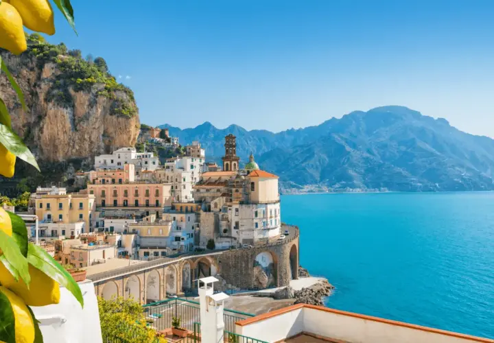 Vue pittoresque d'une ville côtière italienne avec des citronniers, parfaite pour un séjour de dormir chez l'habitant en Italie.