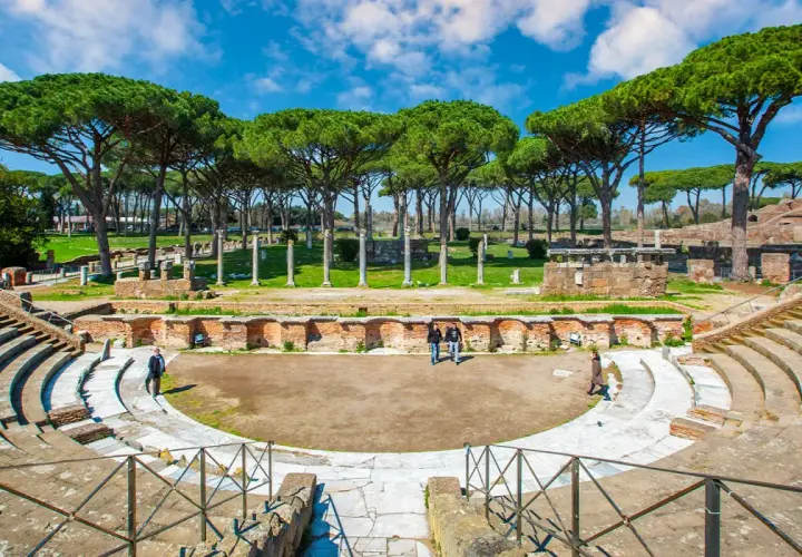 Ruines antiques d'Ostie, près de Rome. L'immense amphithéâtre, bordé de pins parasols, invite à imaginer le passé.
