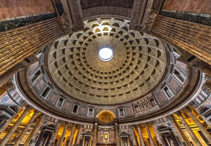 Le dôme du Panthéon de Rome, un chef-d'œuvre architectural, avec son oculus illuminant l'intérieur. Un prix d'architecture inestimable.