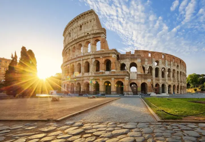 Le Colisée baigné par le soleil matinal, une vision parfaite pour visiter Rome en janvier.