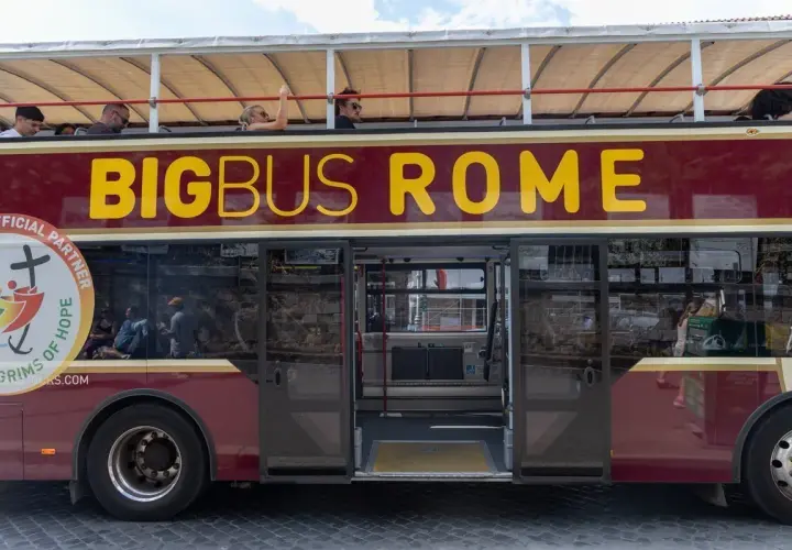 Bus touristique BigBus Rome, idéal pour découvrir la ville. Le prix est abordable pour une expérience mémorable.