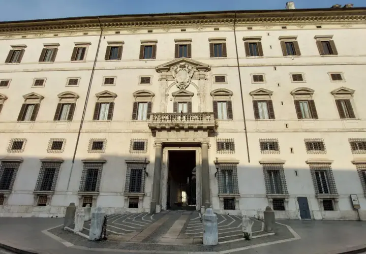Façade imposante du **Palais Borghese** à Rome, avec ses fenêtres symétriques, son balcon orné et son entrée voûtée.