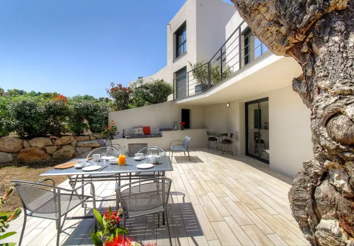 Terrasse ensoleillée avec table dressée pour le petit-déjeuner, un cadre idéal pour un séjour en Italie, l'équivalent d'un gîte de France.