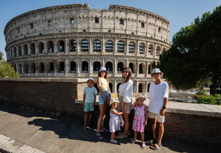 Famille profitant de Rome avec des enfants devant le Colisée.