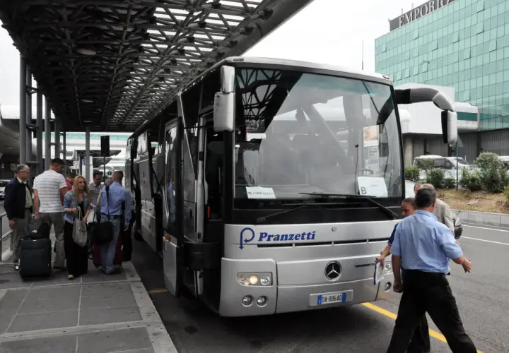 Des voyageurs attendent le bus Pranzetti pour Fiumicino.