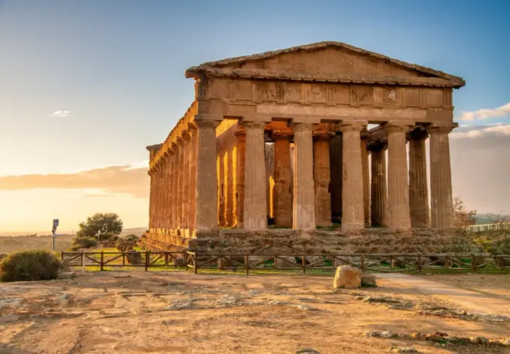 Temple de la Concorde à Agrigente, Sicile, baigné par la lumière dorée du soleil couchant.