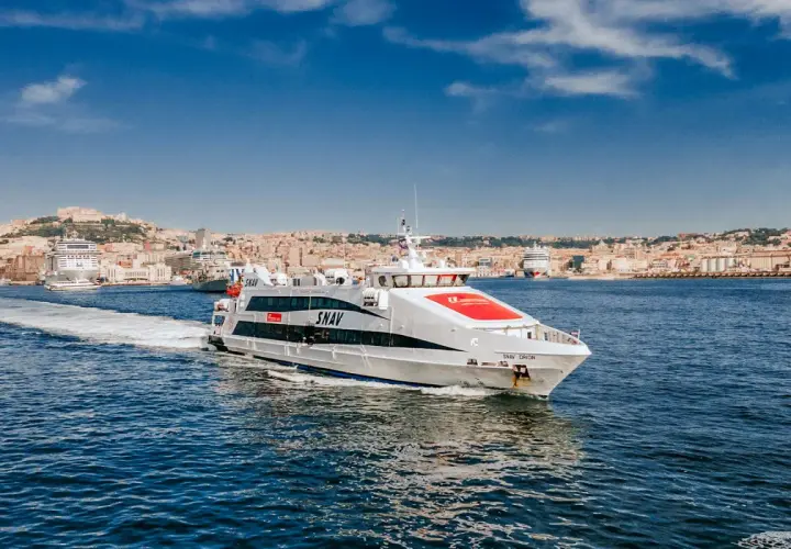 Le ferry SNAV Orion navigue dans la baie de Naples, prêt à traverser la Méditerranée, peut-être vers Marseille.