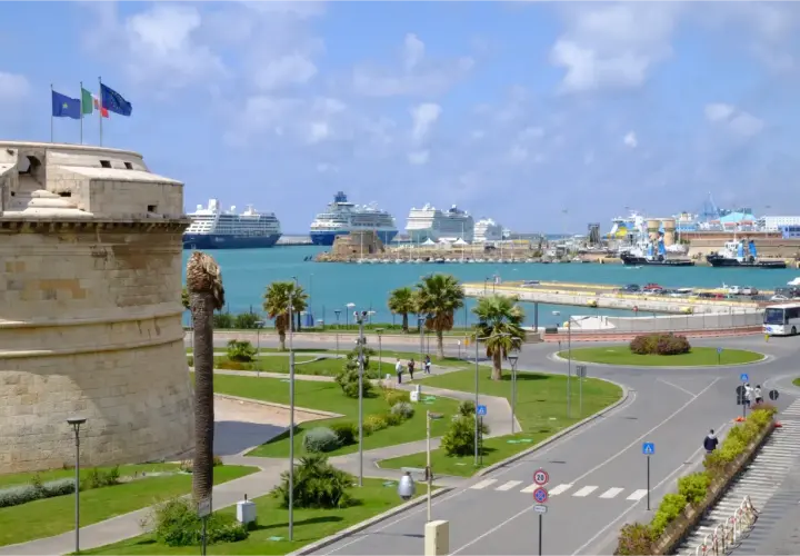 Port de Civitavecchia avec des paquebots de croisière. Idéal pour savoir comment aller de Civitavecchia à Rome.
