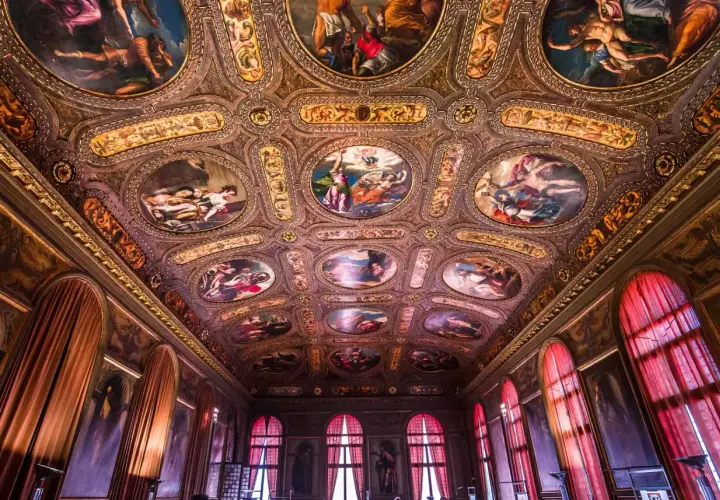Magnifique plafond peint de la bibliothèque Marciana, orné de scènes mythologiques et de dorures.