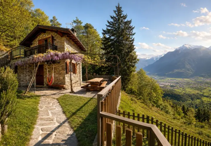Charmante maison en pierre avec hamac et vue panoramique sur la vallée, idéale pour une location vacances Lombardie.