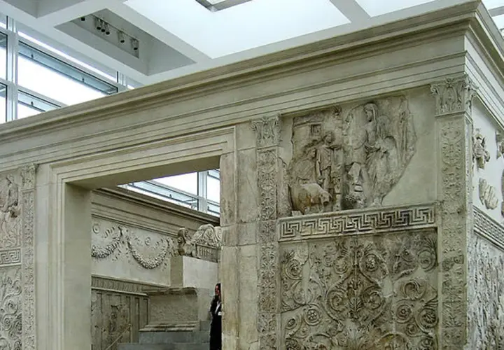Ara Pacis : bas-reliefs romains sculptés sur un autel en marbre, dans un musée.