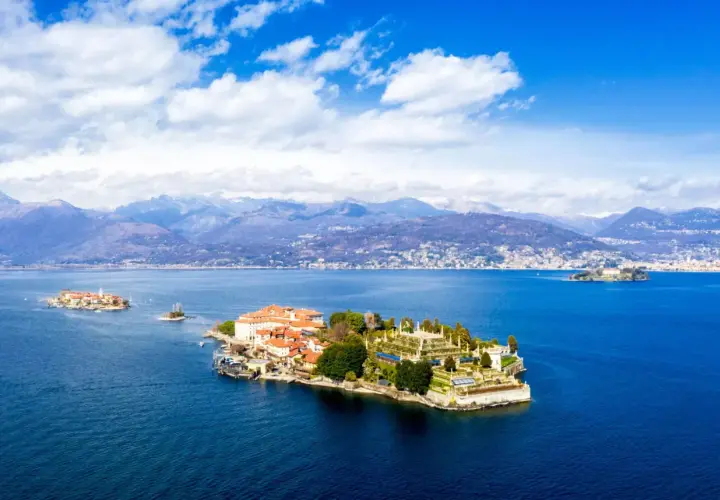 Îles pittoresques sur le Lac Majeur, offrant un hébergement de rêve avec des palais et jardins luxuriants.